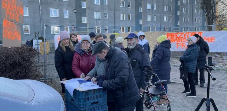 Mieszkańcy Przymorza zorganizowali protest, by sprzeciwić się budowie bloku mieszkalnego przy ulicy Kołobrzeskiej (fot. Radio Gdańsk/Tymon Nieśmiałek)