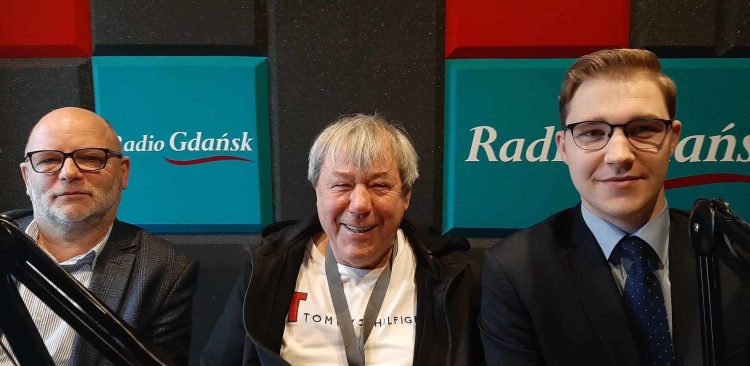 Gośćmi Przemysława Wosia byli: Marek Biernacki z Urzędu Marszałkowskiego Województwa Pomorskiego, były burmistrz Łeby Andrzej Strzechmiński oraz Kacper Moroz, słupski radny (fot. Radio Gdańsk/Przemysław Woś)
