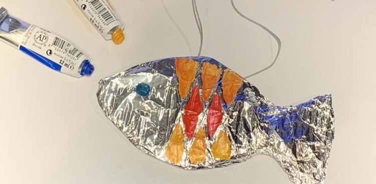 Wykonaną własnoręcznie ozdobę w kształcie rybki może powiesić na choince (Fot. Radio Gdańsk)