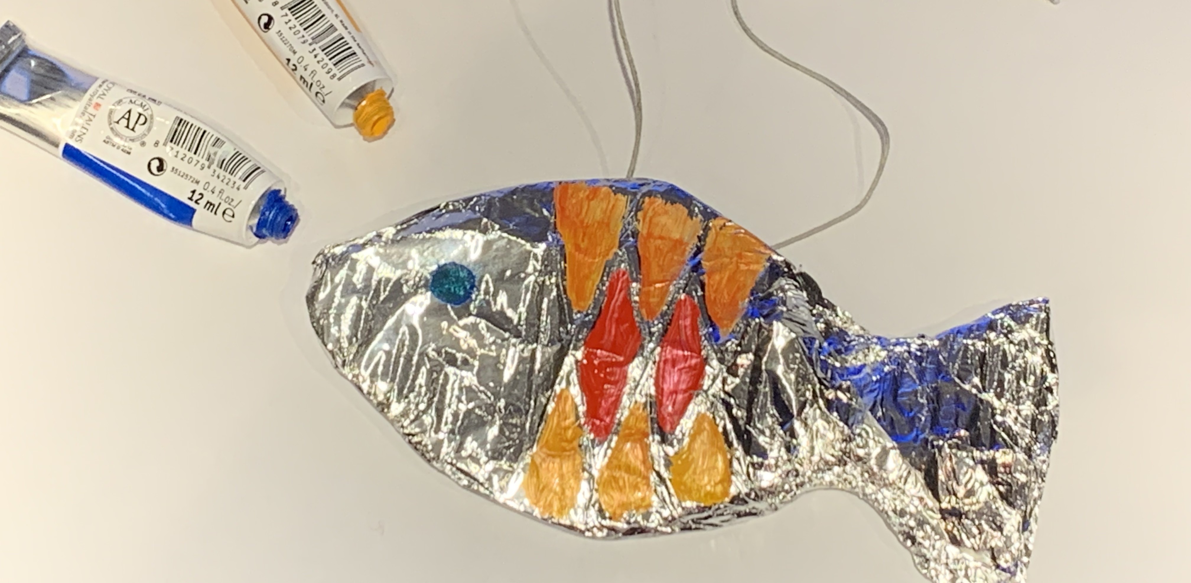 Wykonaną własnoręcznie ozdobę w kształcie rybki może powiesić na choince (Fot. Radio Gdańsk)