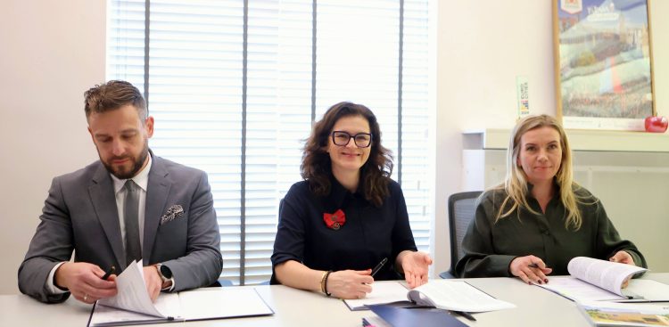 Prezydent Gdańska Aleksandra Dulkiewicz podpisała umowę dot. budowy nowych żłobków (fot. D. Paszliński/gdansk.pl)