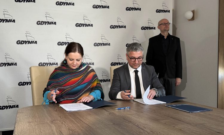 Aleksandra Kosiorek i Jacek Szuta podpisują umowę dot. obwodnicy Witomina (Fot. Radio Gdańsk/Marcin Lange)