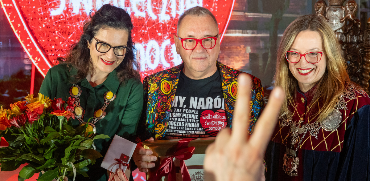 Prezydent Aleksandra Dulkiewicz, Jerzy Owczak i przewodnicząca rady miasta Gdańska Agnieszka Owczarczak podczas uroczystej sesji radnych z okazji  nadania szefowi WOŚP tytułu Honorowego Obywatela Miasta Gdańska (fot. KFP/Anna Rezulak)