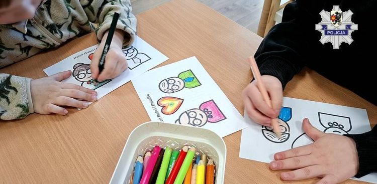 Dzieci z przedszkola w Rokocinie z okazji Dnia Babci i Dziadka wzięły udział w kampanii poświęconej bezpieczeństwu seniorów zorganizowanej przez Komendę Powiatową Policji w Starogardzie Gdańskim (KPP w Starogardzie Gdańskim)
