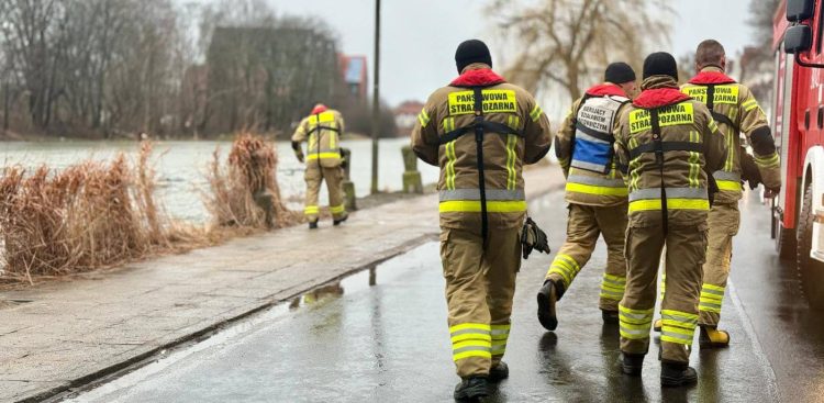 Na bulwarach w Elblągu strażacy prewencyjnie ustawili rękaw przeciwpowodziowy (fot. UM Elbląg)