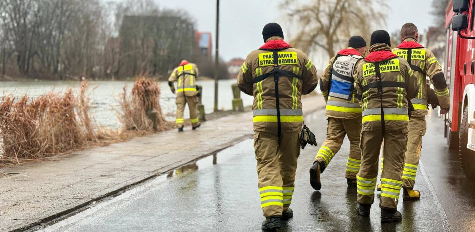Na bulwarach w Elblągu strażacy prewencyjnie ustawili rękaw przeciwpowodziowy (fot. UM Elbląg)