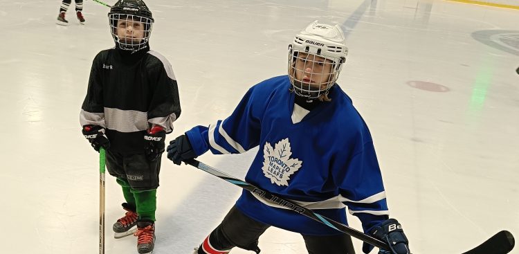 7-letni Leon i 9-letni Tomek codziennie trenują hokeja i niestraszne są im twardy lód i czasochłonne zakładanie ochraniaczy (Fot. arch. prywatne)