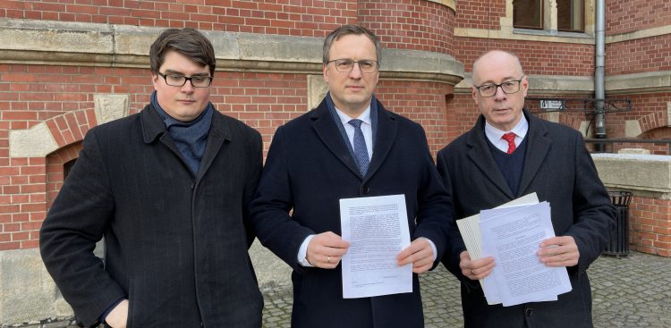 Gdańscy radni Prawa i Sprawiedliwości Aleksander Jankowski, Tomasz Rakowski, Kazimierz Koralewski (fot. Radio Gdańsk/Oskar Bąk)