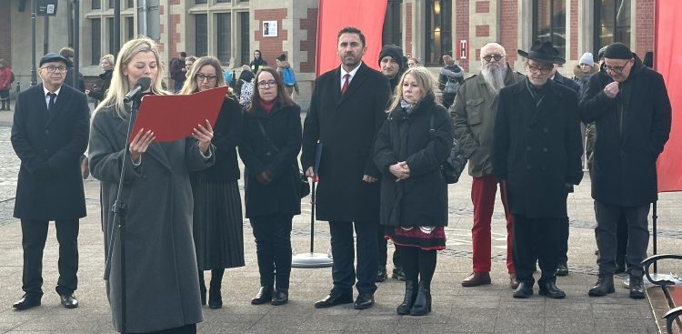 Uroczystości odbyły się przy Pomniku Kindertransportów (fot. Radio Gdańsk/Oskar Bąk)