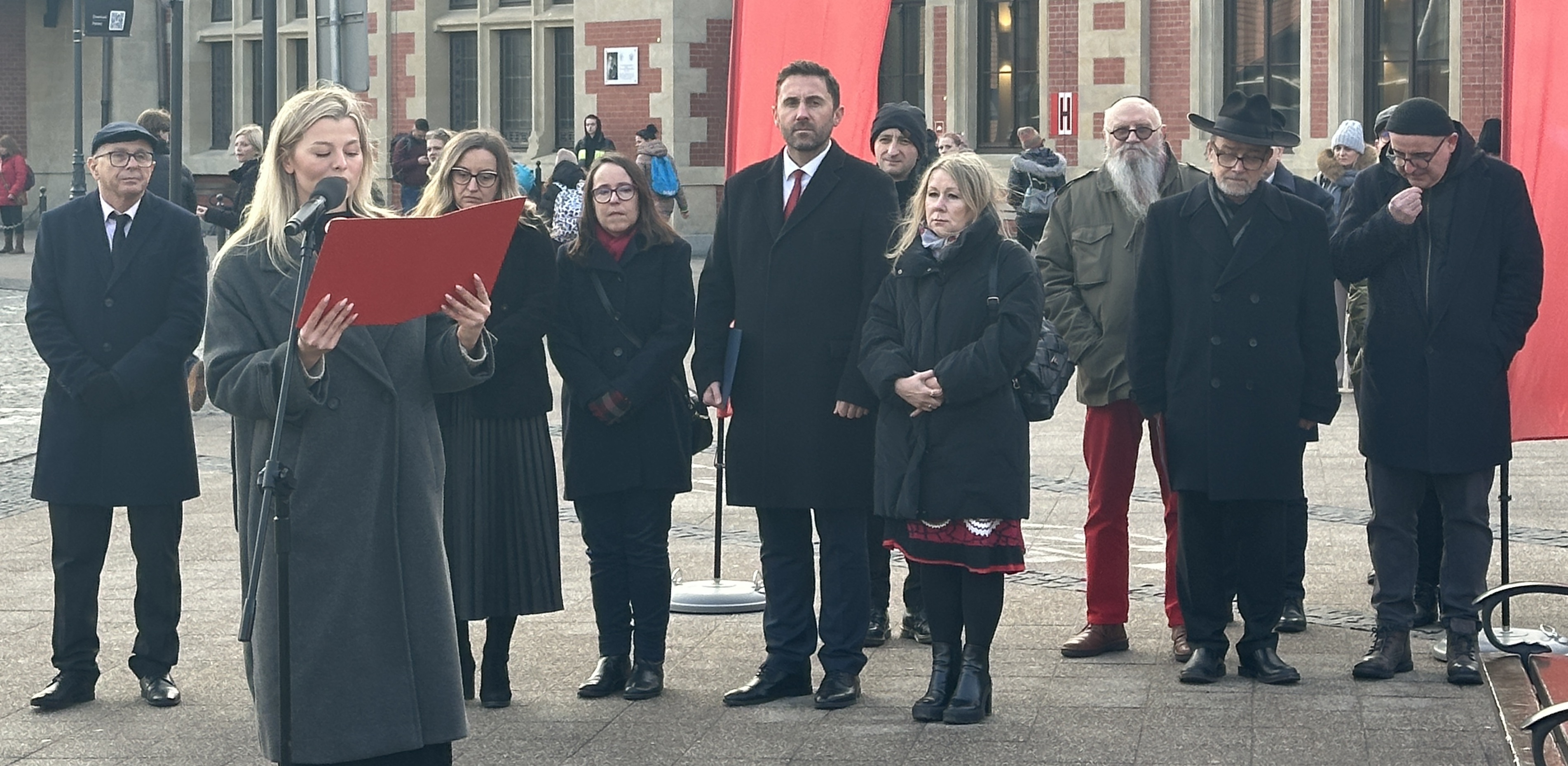 Uroczystości odbyły się przy Pomniku Kindertransportów (fot. Radio Gdańsk/Oskar Bąk)