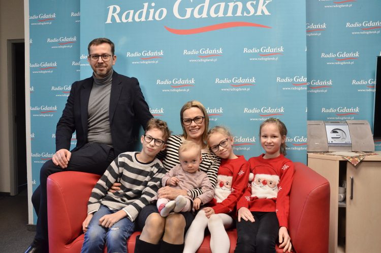 Karolina i Piotr Choszcz oraz ich dzieci Ala, Kuba, Asia i mała Iga (Fot. Radio Gdańsk/Artur Maszota)