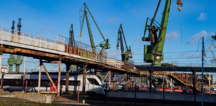 Kładka dla pieszych prowadząca na przystanek SKM Gdańsk Stocznia - 15.12.2024 r (fot. Paweł Marcinko / KFP)