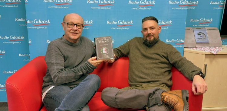 Włodzimierz Raszkiewicz i Michał Konkel prezentują książkę „Grzyby jadalne" (Fot. Radio Gdańsk/Włodzimierz Raszkiewicz)