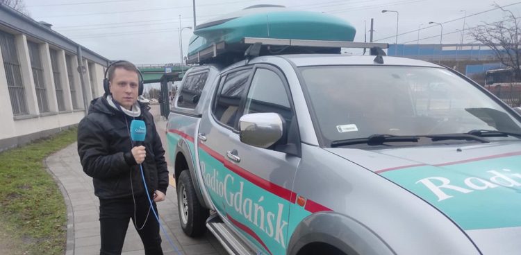 Nasz reporter Mateusz Czerwiński sprawdza, jak wygląda sytuacja w okolicy mostu Siennickiego (fot. Radio Gdańsk)