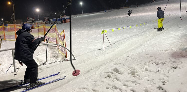 Wszystkie cztery stacje narciarskie na Kaszubach działają codziennie do godziny 22:00 (Fot. Radio Gdańsk/Robert Groth)