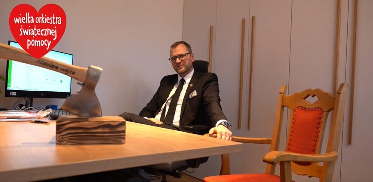 Szymon Medalion ze swoim fotelem (fot. Urząd Gminy Nowa Wieś Lęborska)