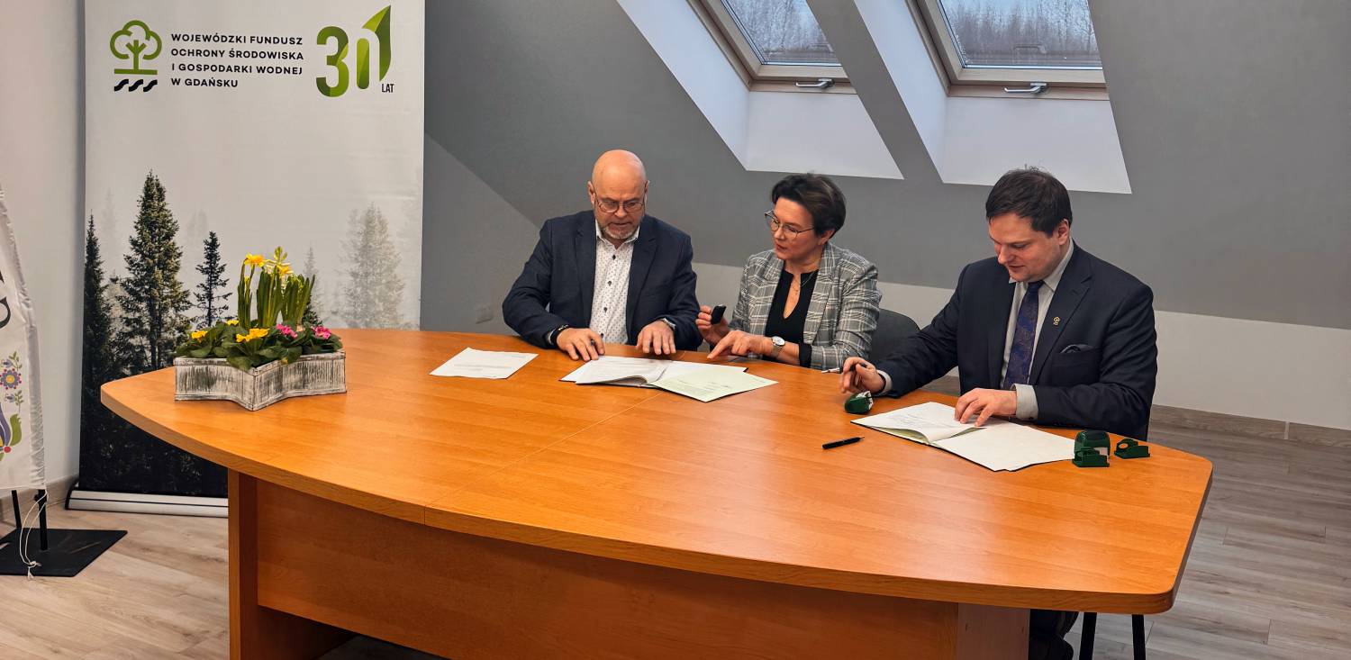 Podpisanie umowy na dofinansowanie modernizacji oczyszczalni ścieków w Sierakowicach i Sulęczynie (fot. mat. pras.)