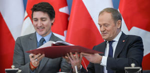Premier Donald Tusk (P) i premier Kanady Justin Trudeau (L) podczas spotkania w KPRM w Warszawie (Fot. PAP/ Marcin Obara)