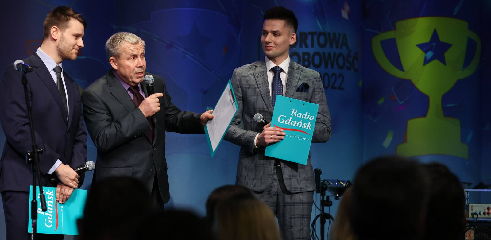 Dziennikarze sportowi Radia Gdańsk już w poniedziałek, 27 stycznia ogłoszą, kto został Sportową Osobowość Roku 2024 , od lewej: Paweł Kątnik, Włodzimierz Machnikowski, Tymoteusz Kobiela w czasie ubiegłorocznej gali (fot. Radio Gdańsk/Roman Jocher)