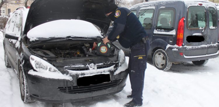 Funkcjonariusze mają do dyspozycji tak zwany booster, czyli przenośne urządzenie rozruchowe (Fot. Straż Miejska w Tczewie)