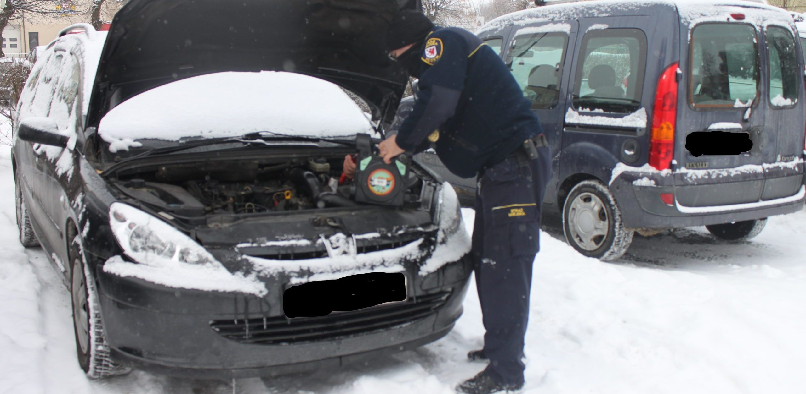 Funkcjonariusze mają do dyspozycji tak zwany booster, czyli przenośne urządzenie rozruchowe (Fot. Straż Miejska w Tczewie)