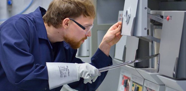 Mgr inż. Szymon Królak w laboratorium (fot. Krzysztof Krzempek / Politechnika Gdańska)