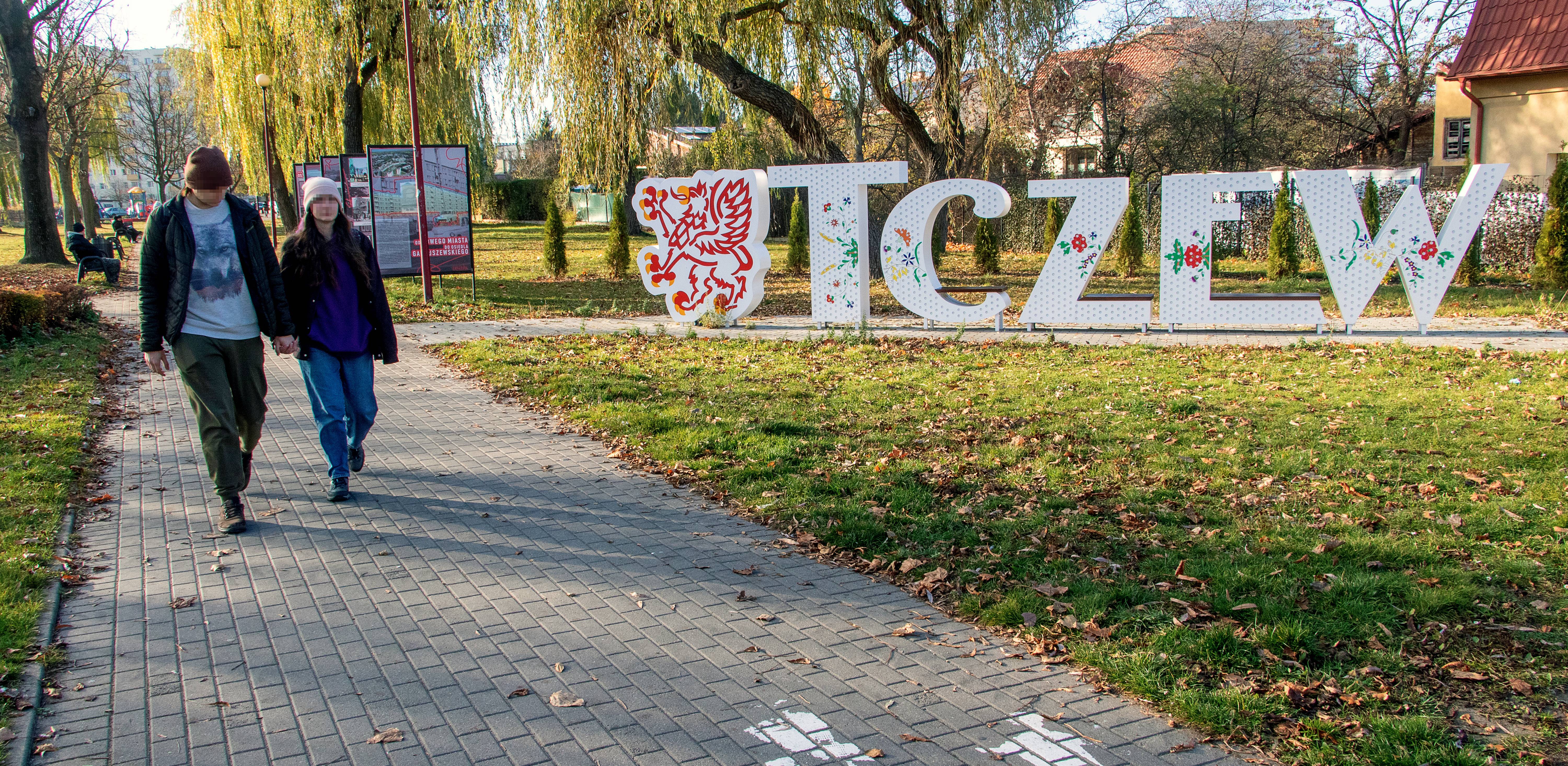 Napis "Tczew" na skwerze przy al. Zwycięstwa w Tczewie. 13.11.2024 r. (fot. Daniel Słoboda / KFP