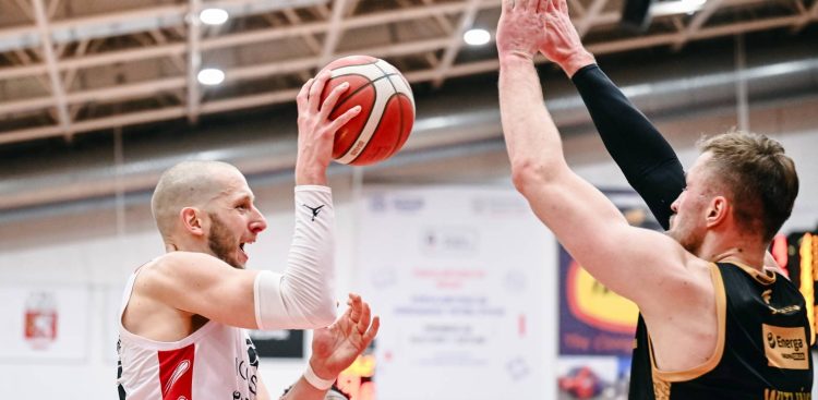 Słupsk, 18.01.2025 r. Zawodnik Energi Icon Sea Czarni Słupsk Michał Nowakowski (L) i Mikołaj Witliński (P) z Trefla Sopot podczas meczu 15. kolejki Ekstraklasy koszykarzy (fot. PAP/Marcin Gadomski)