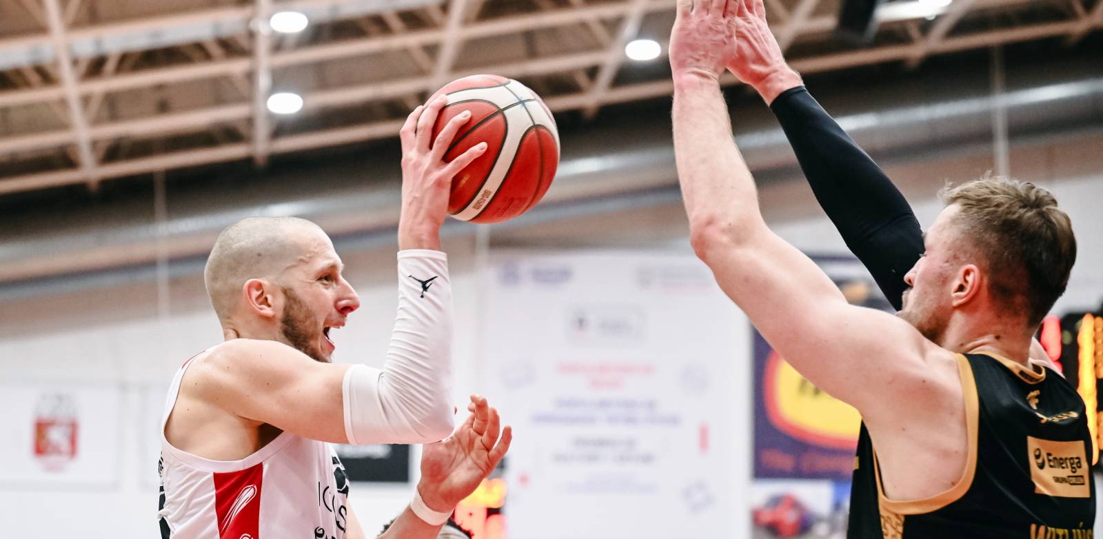 Słupsk, 18.01.2025 r. Zawodnik Energi Icon Sea Czarni Słupsk Michał Nowakowski (L) i Mikołaj Witliński (P) z Trefla Sopot podczas meczu 15. kolejki Ekstraklasy koszykarzy (fot. PAP/Marcin Gadomski)