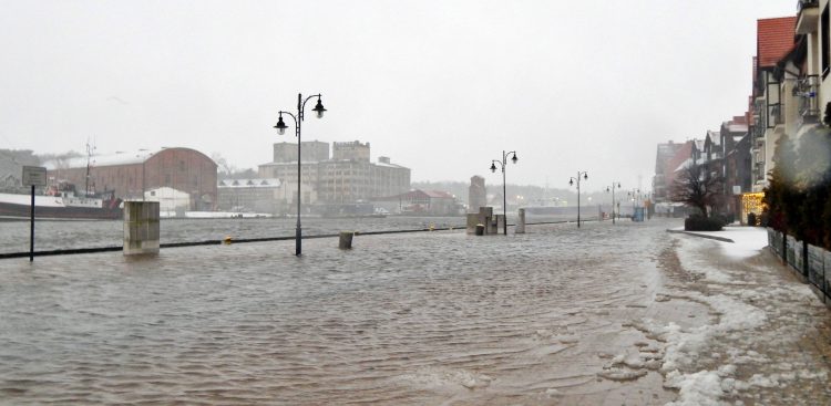 W Ustce zalane zostały Bulwar Portowy i okolice ul. Darłowskiej (fot. Mariusz Jasłowski)