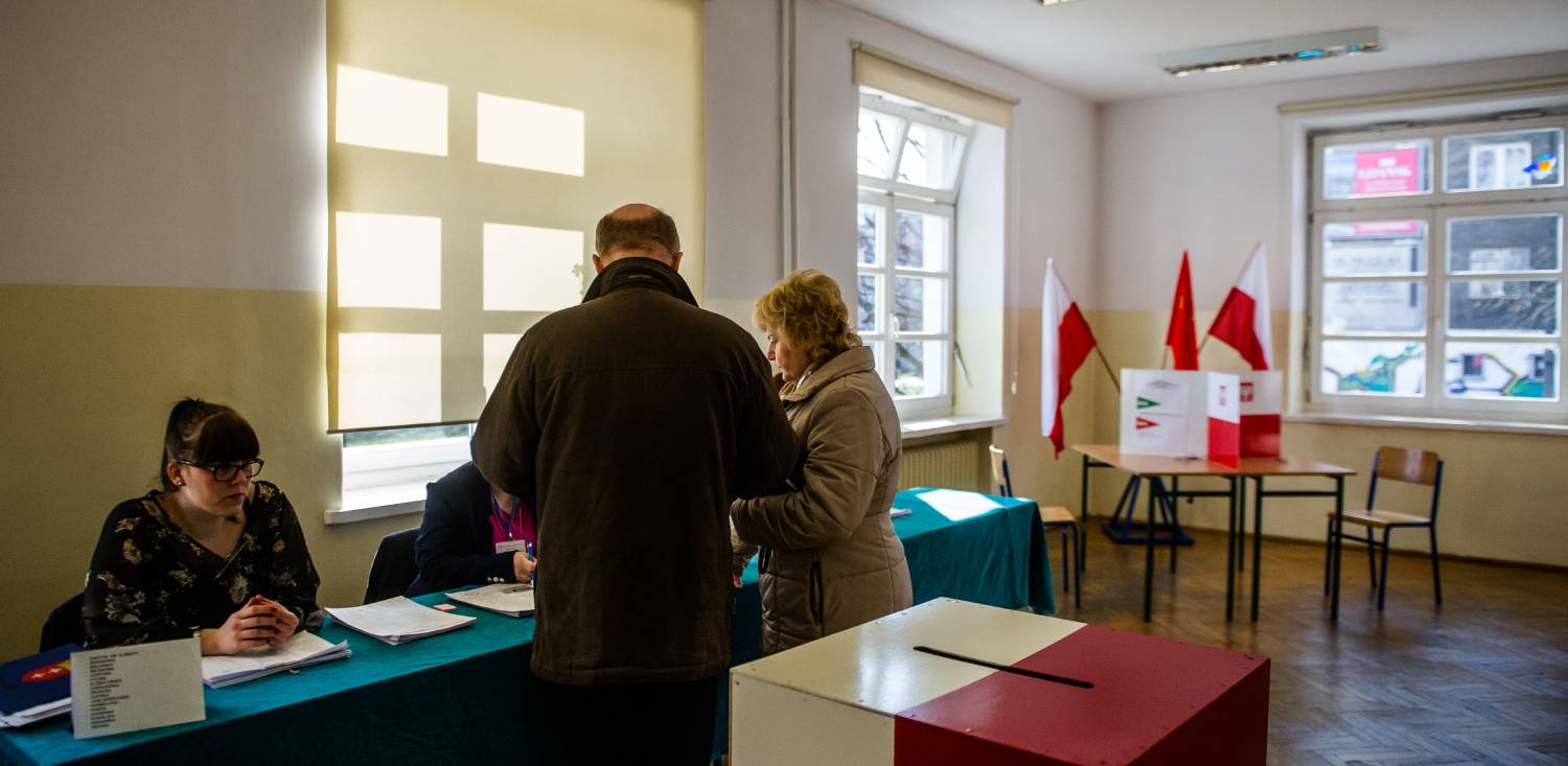 Zdjęcie archiwalne. Obwodowa komisja ds. wyborów do rady dzielnicy w Gdańsku nr 23 w Zespole Szkól Łączności w Gdańsku - 22.03.2025 r. (fot. Mateusz Ochocki/KFP)