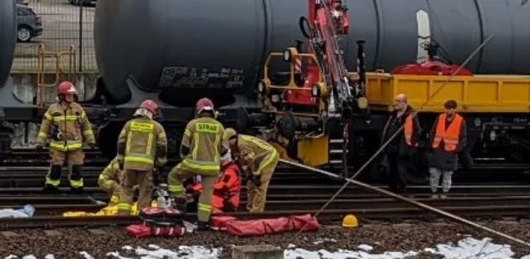 W wyniku zdarzenia poszkodowany został pracownik PLK (Fot. Facebook/Miejska Stacja Pogotowia Ratunkowego w Gdyni)