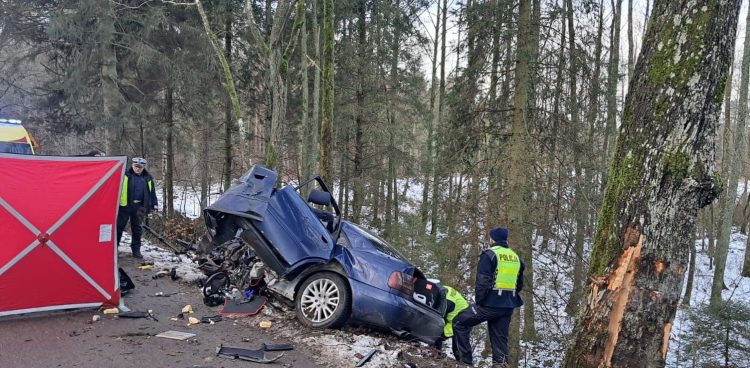 24-latek stracił panowanie nad prowadzonym przez siebie pojazdem i uderzył w przydrożne drzewo (Fot. KMP Słupsk)