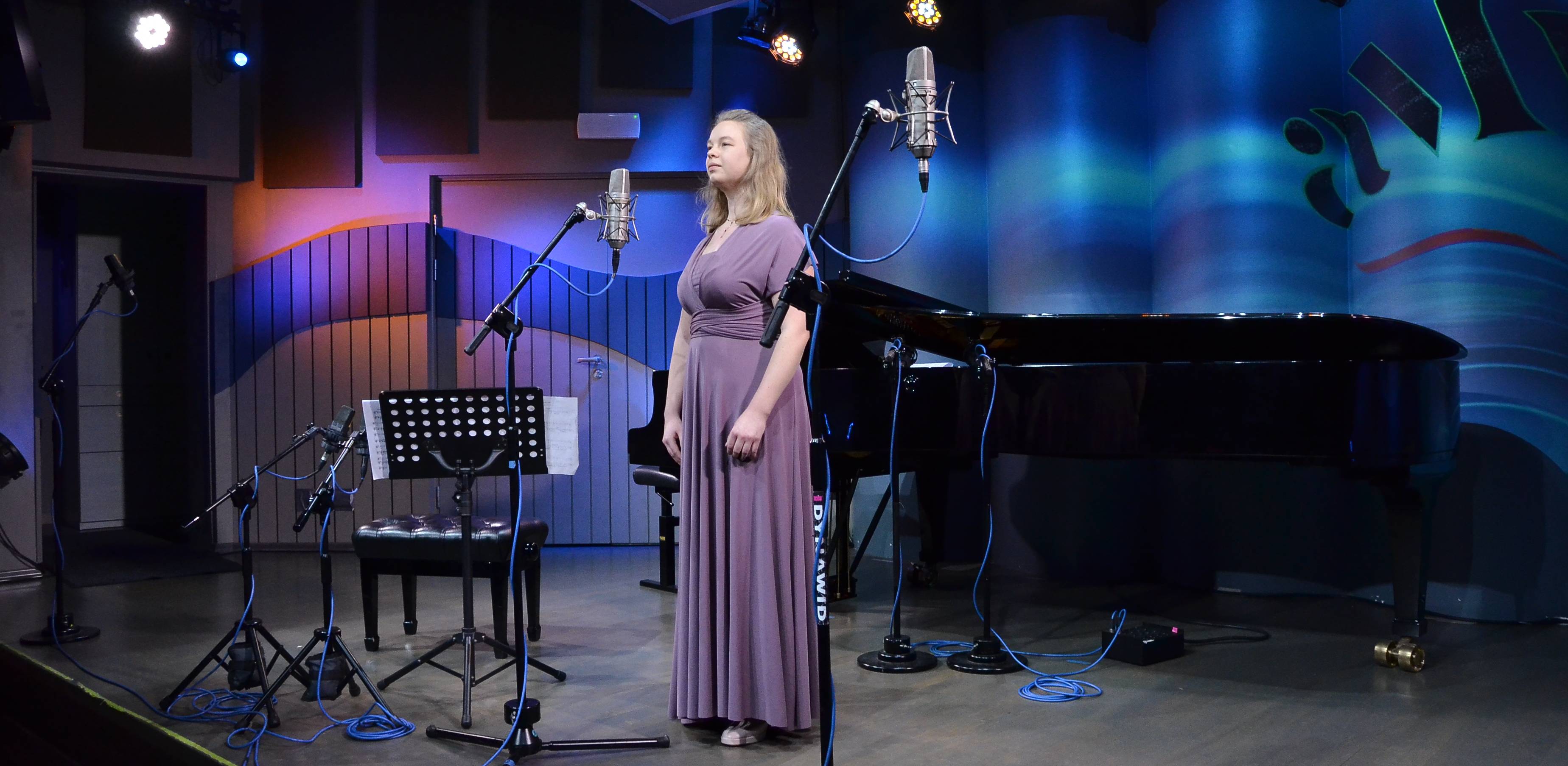 Jagoda Staruch na scenie w Studiu Koncertowym im. Janusza Hajduna w Radiu Gdańsk (fot. Radio Gdańsk/Piotr Puchalski)