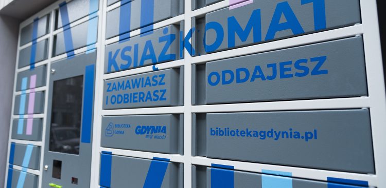 Mieszkańcy Gdyni próbują pozbywać się tekstyliów w różny sposób - niektórzy wpychają je nawet do książkomatów (fot. Anna Bobrowska / KFP)