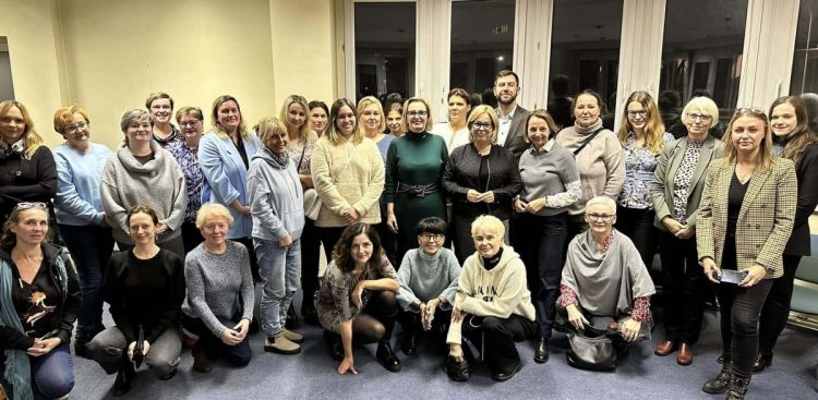 Wiceprezydent Oktawia Gorzeńska z uczestniczkami i uczestnikiem spotkania konsultacyjnego w sprawie Gdyńskiej Rady Kobiet (fot. Facebook/Oktawia Gorzeńska)