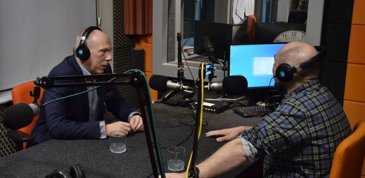 Profesor Cezary Obracht-Prondzyński i Kuba Kaługa w studiu (fot. Radio Gdańsk/Adrian Kasprzycki)