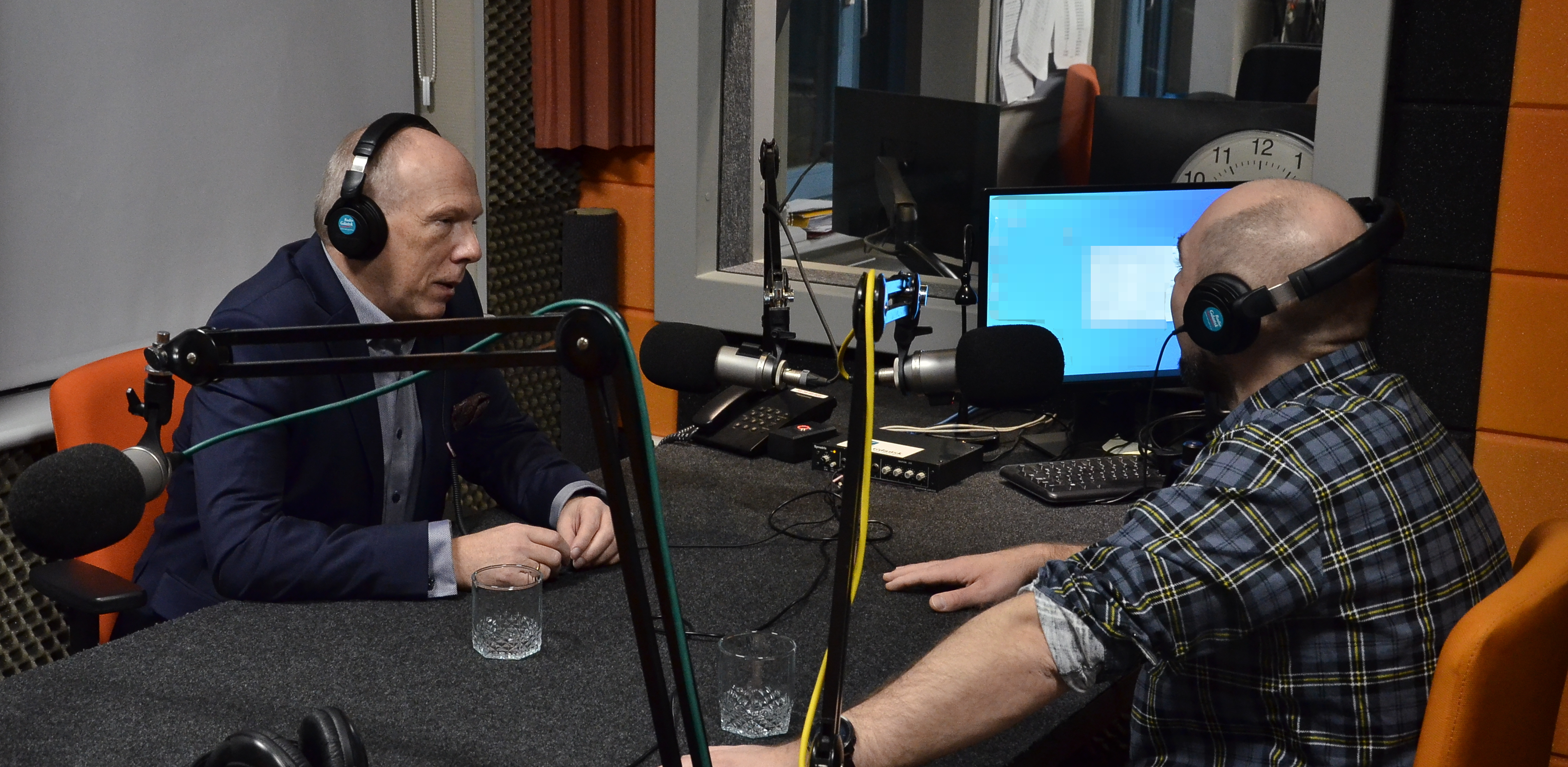 Profesor Cezary Obracht-Prondzyński i Kuba Kaługa w studiu (fot. Radio Gdańsk/Adrian Kasprzycki)