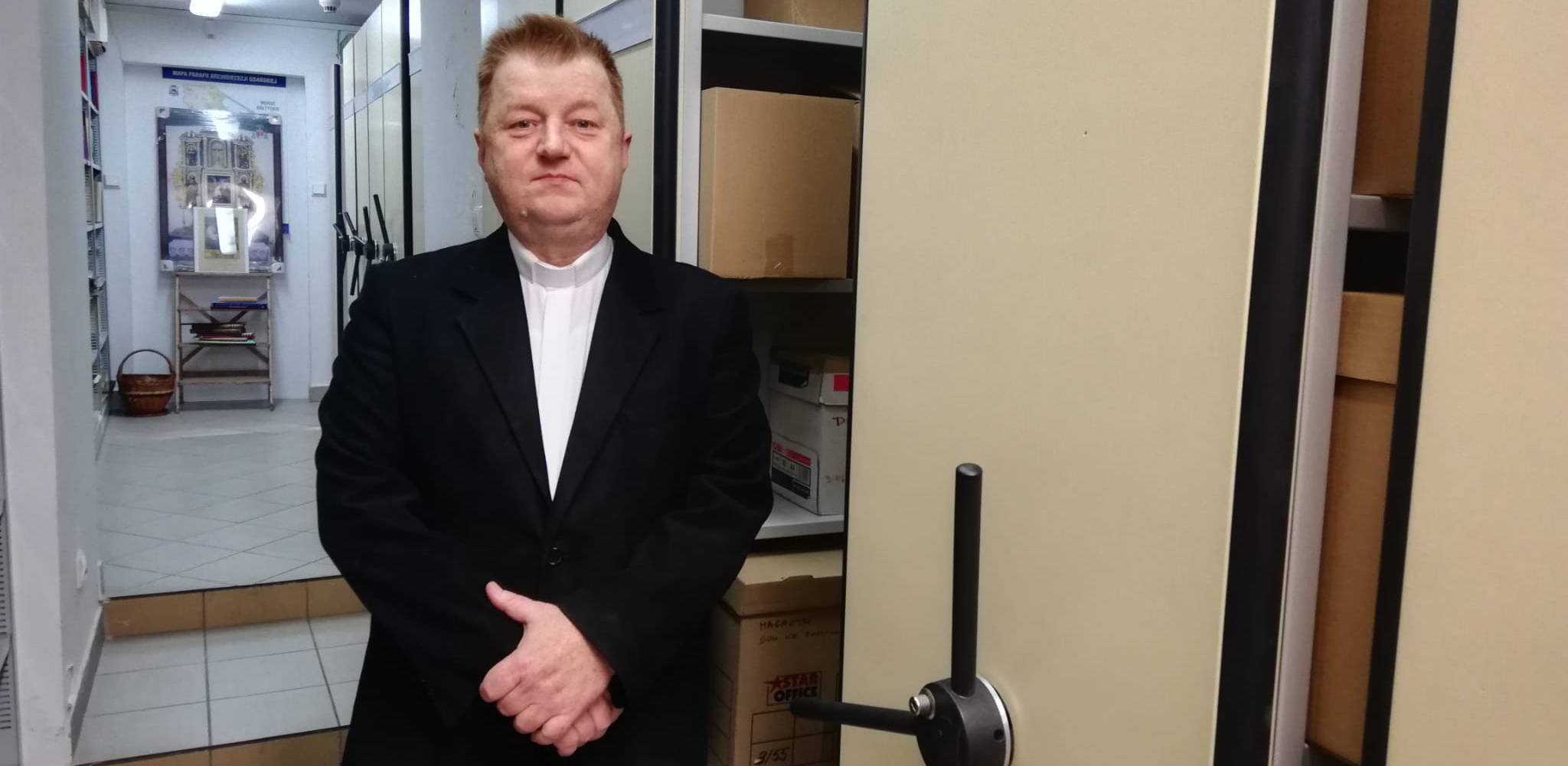 Ks. dr Leszek Jażdżewski w archiwum archidiecezji gdańskiej (fot. Radio Gdańsk/Andrzej Urbański)