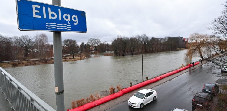Przekroczenie stanu alarmowego na rzece Elbląg (fot. PAP/Andrzej Jackowski)