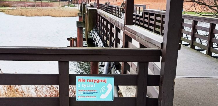 Nowe tabliczki w ramach akcji "Nie rezygnuj z życia" na moście św. Wojciecha w Malborku (fot. UM Malbork)
