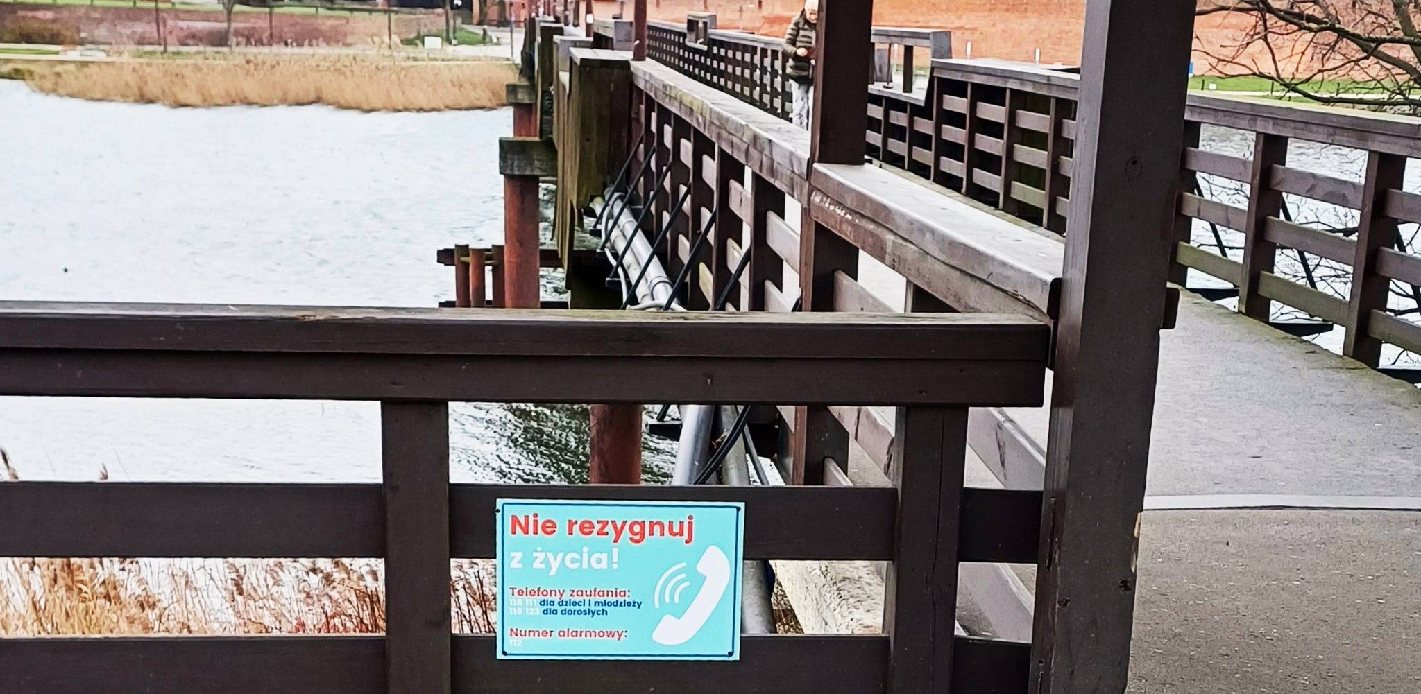 Nowe tabliczki w ramach akcji "Nie rezygnuj z życia" na moście św. Wojciecha w Malborku (fot. UM Malbork)