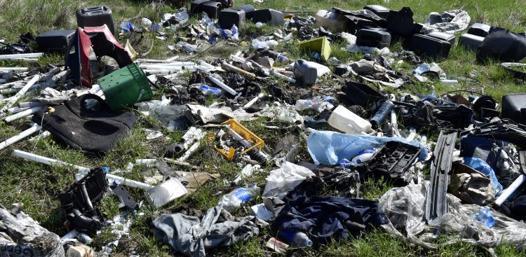 Nielegalne składowisko odpadów, zdjęcie ilustracyjne (fot. Maciej Kosycarz / KFP)