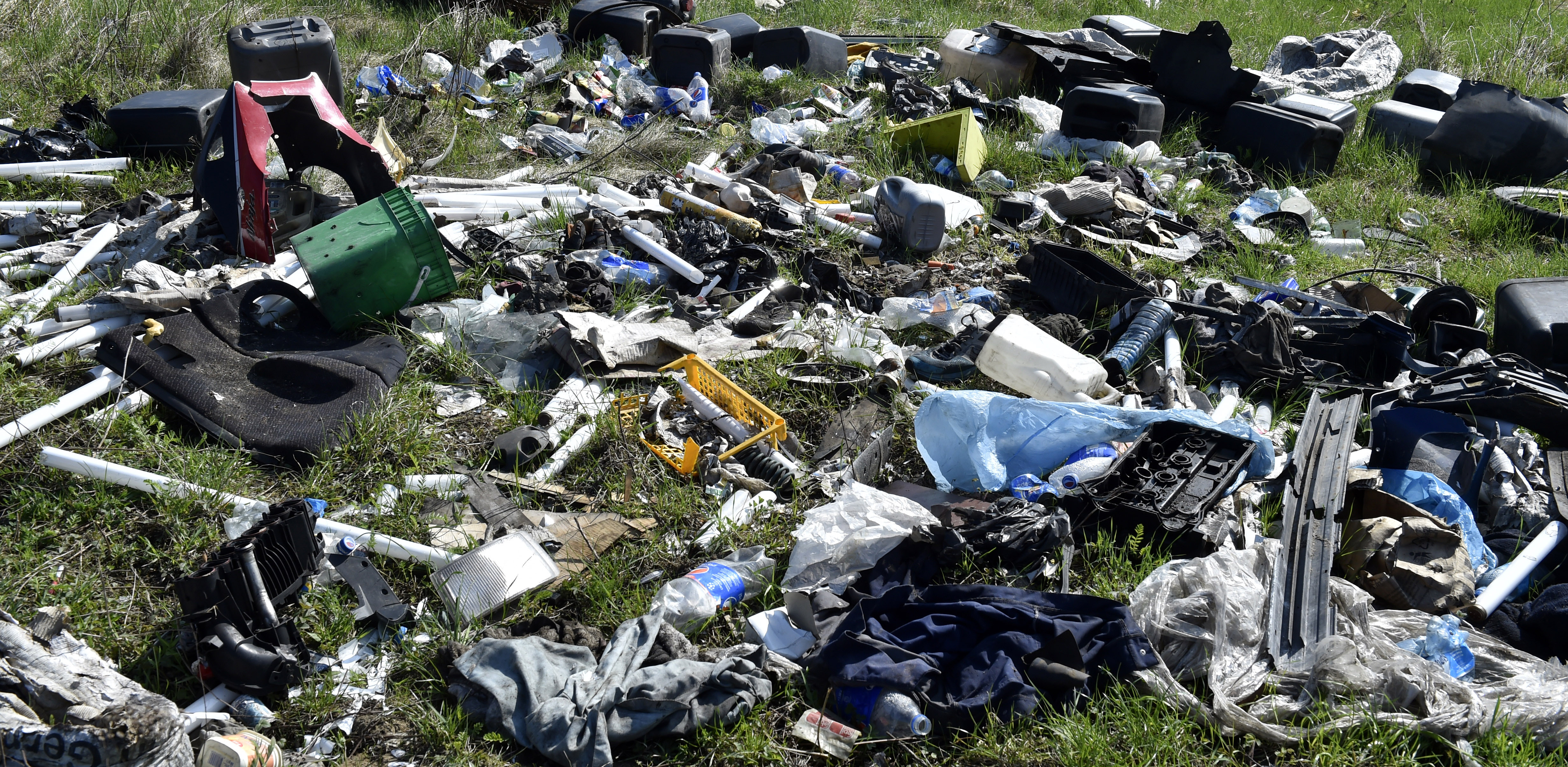 Nielegalne składowisko odpadów, zdjęcie ilustracyjne (fot. Maciej Kosycarz / KFP)