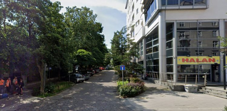 Rzut na teren, gdzie będzie przejście, od strony ul. Ofiar Piaśnicy (fot. Google Street View)