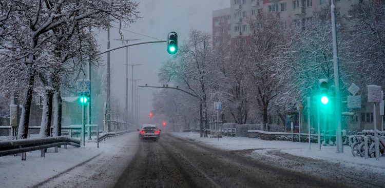 Opady śniegu sprzyjały kolizjom, przy których strażacy często interweniowali w sobotę (fot. Paweł Marcinko / KFP)