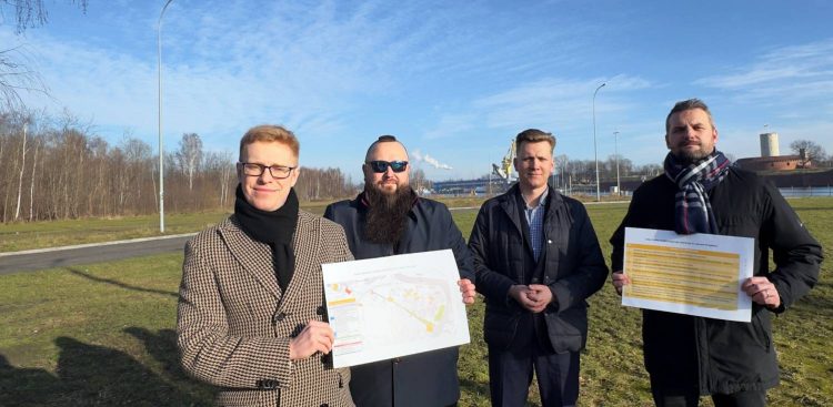 Gdańscy radni PiS oraz radny dzielnicy Nowy Port protestują przeciwko planom partnerstwa publiczno-prywatnego przy rewitalizacji terenów w Nowym Porcie (fot. Radio Gdańsk/Oskar Bąk)
