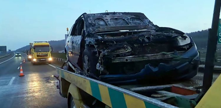 Samochód, który palił się na drodze S6 - 240125 r. (fot. Blaser Pomoc Drogowa & Warsztat Samochodowy)