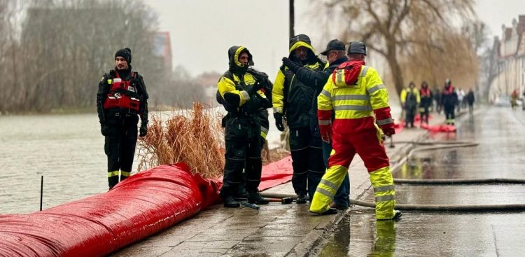 W niedzielę na bulwarach w Elblągu strażacy prewencyjnie ustawili rękaw przeciwpowodziowy (fot. UM Elbląg)