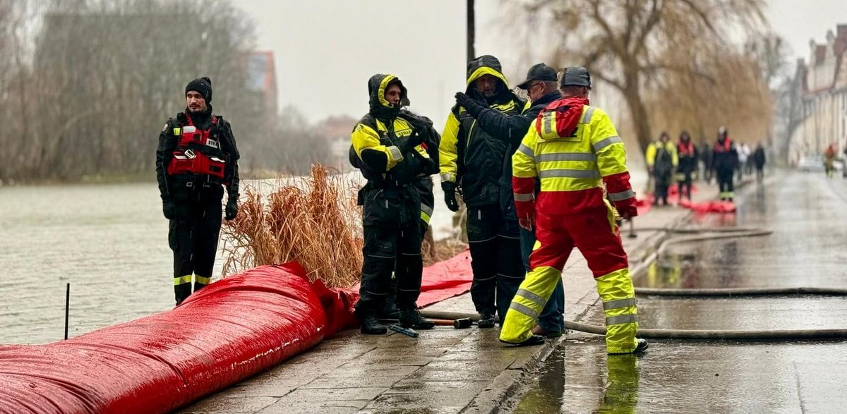 W niedzielę na bulwarach w Elblągu strażacy prewencyjnie ustawili rękaw przeciwpowodziowy (fot. UM Elbląg)